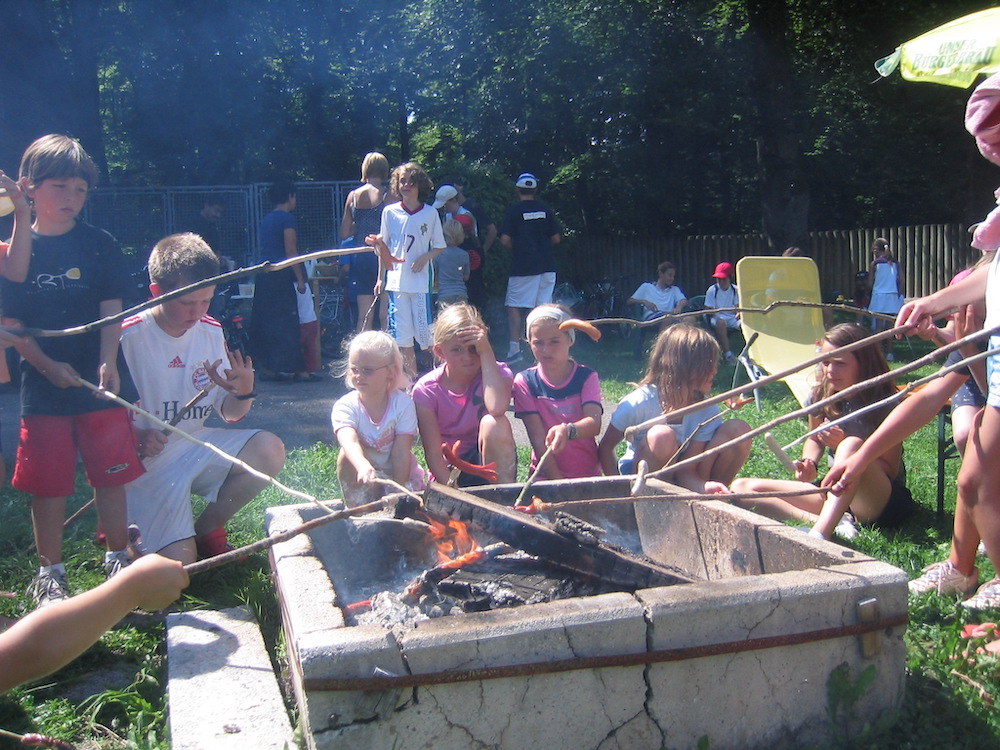 Grillen über dem Feuer